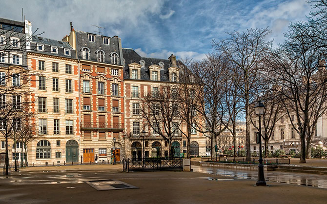 where to walk in Paris - beautiful streets and squares